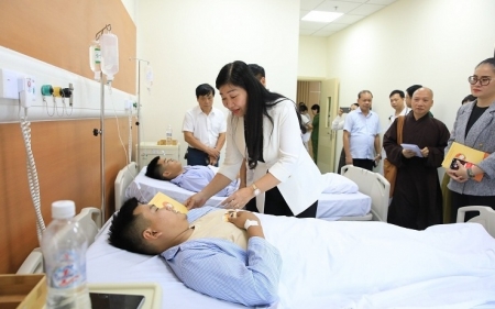 Lãnh đạo TP Hà Nội thăm hỏi, động viên, trao hỗ trợ cho các nạn nhân vụ cháy tại Khương Hạ