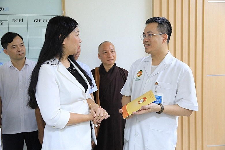 Lãnh đạo TP Hà Nội thăm hỏi, động viên, trao hỗ trợ cho các nạn nhân vụ cháy tại Khương Hạ
