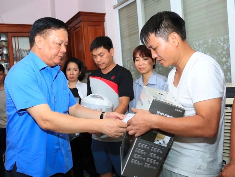 Lãnh đạo TP Hà Nội thăm hỏi, động viên, trao hỗ trợ cho các nạn nhân vụ cháy tại Khương Hạ