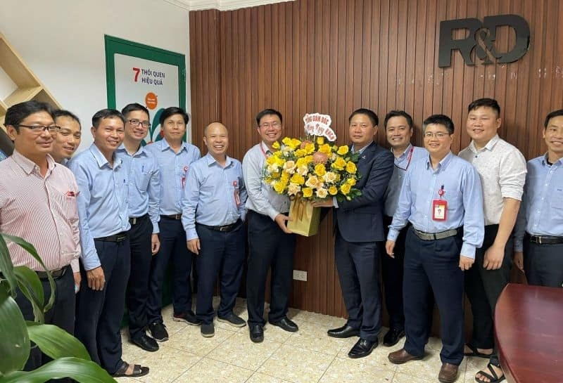 Tổng Giám đốc Bùi Ngọc Dương tặng hoa chúc mừng Ngày Khoa học công nghệ Việt Nam.