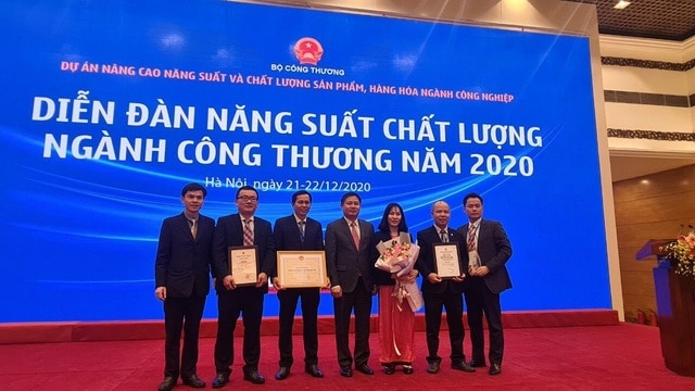 Tổng Giám đốc Bùi Ngọc Dương và nhóm tác giả đạt Giải Ba Hội thi Năng suất chất lượng ngành Công thương năm 2020.