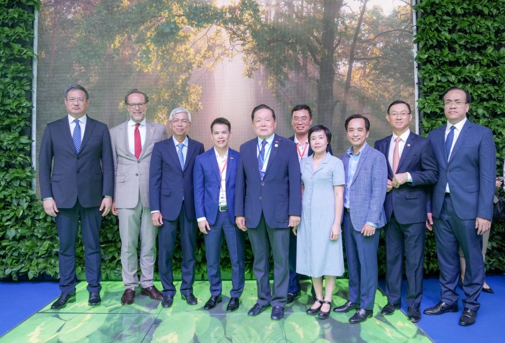 Ông Võ Văn Hoan – Thành ủy viên, Phó Chủ tịch UBND TP HCM và các vị đại biểu đến tham quan Gian triển lãm PV GAS trong khu vực Năng lượng xanh
