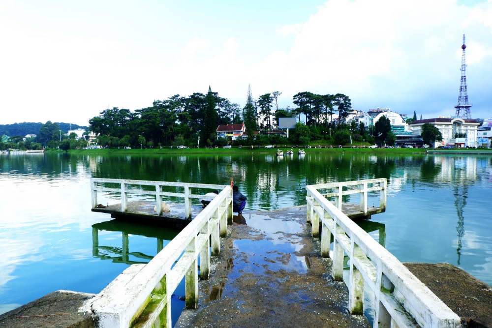 Hồ Xuân Hương bốn mùa thay sắc