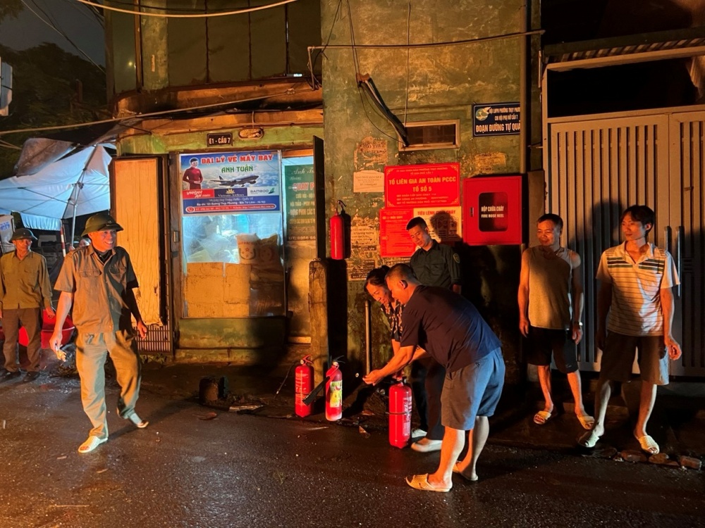 Quận Bắc Từ Liêm (Hà Nội): Các tổ liên gia diễn tập chữa cháy và cứu nạn, cứu hộ Quận Bắc Từ Liêm (Hà Nội): Các tổ liên gia diễn tập chữa cháy và cứu nạn, cứu hộ