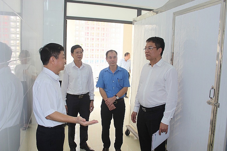 Gắn biển Công trình Nhà kiểm soát nhiễm khuẩn Trung tâm Y tế thị xã Kinh Môn