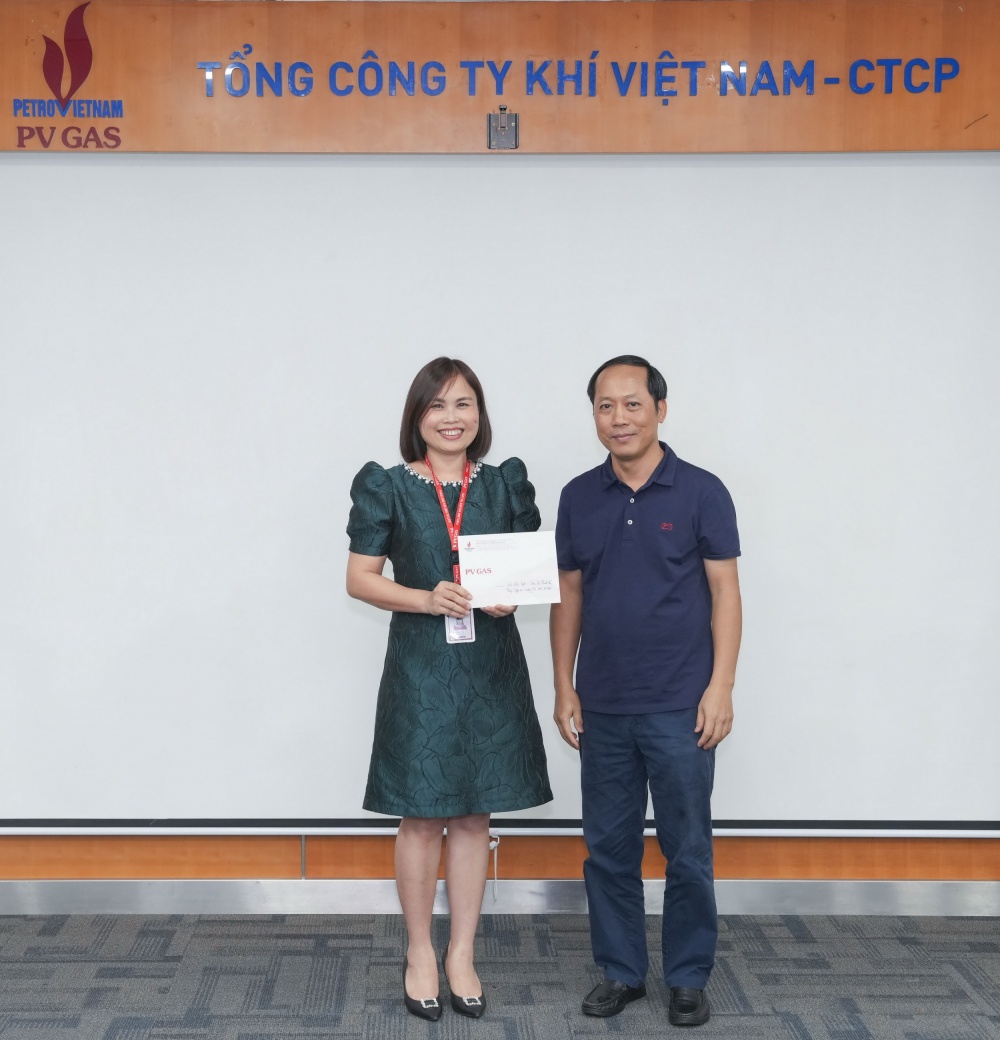  Chị Trần Lê Na - Tổ công đoàn Ban Tổ chức nhân sự nhận giải Đặc biệt với tác phẩm thiết kế chỉnh chu với bài thơ Chúc mừng PV GAS 33 tuổi