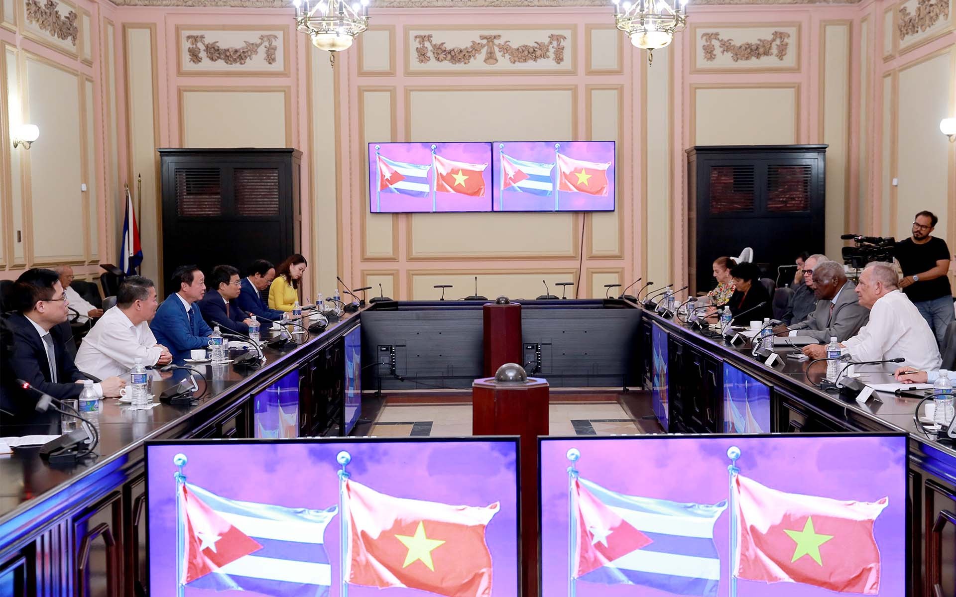 Phó Thủ tướng Trần Hồng Hà nhấn mạnh, Việt Nam luôn coi trọng, gìn giữ và quyết tâm làm sâu sắc hơn nữa mối quan hệ truyền thống đoàn kết và hợp tác toàn diện Việt Nam-Cuba. (Nguồn: VGP)