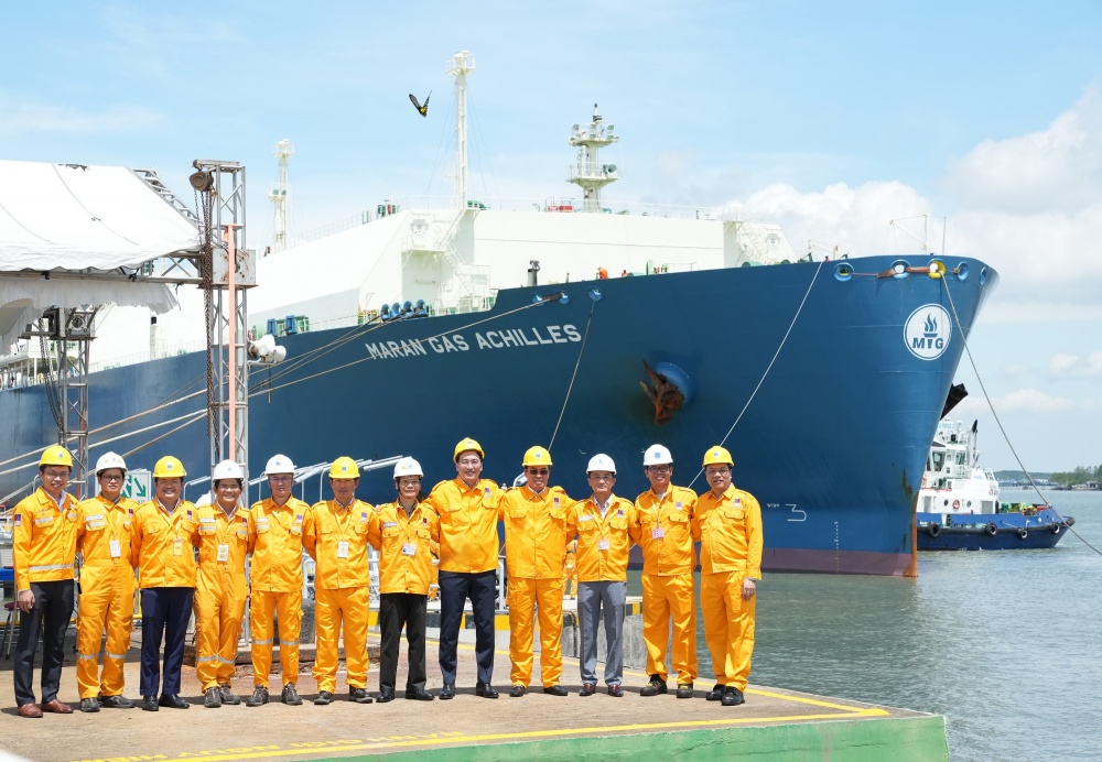 Đồng chí Nguyễn Thanh Bình, Bí thư Đảng ủy, Chủ tịch HĐQT cùng các vị lãnh đạo PV GAS tham gia Lễ đón nhận chuyến tàu LNG đầu tiên đến Việt Nam, khẳng định PV GAS đã và đang tiên phong xây dựng cơ sở hạ tầng và sẵn sàng cung cấp LNG cho thị trường