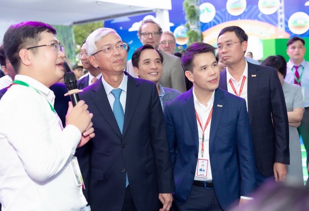 Tổng Giám đốc PV GAS Phạm Văn Phong đón tiếp lãnh đạo UBND TP HCM đến thăm qua Gian triển lãm PV GAS