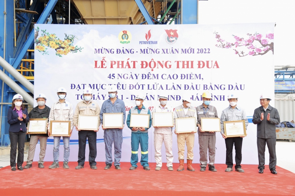 Lãnh đạo Tập đoàn, CĐ DKVN trao Bằng khen cho các tập thể có thành tích tiêu biểu trong phong trào thi đua trên công trường NMNĐ Thái Bình 2.