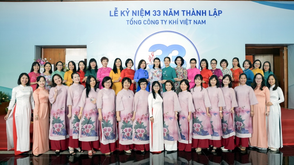 H5. Tập thể nữ CBCNV Cơ quan Điều hành PV GAS chào đón tuổi 33 tươi đẹp của Tổng công ty Khí Việt Nam