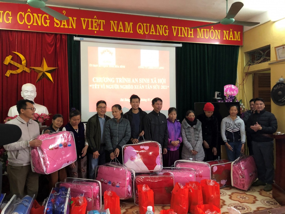 Tặng quà Tết cho người nghèo dịp Xuân Tân Sửu 2021 tại Hòa Bình