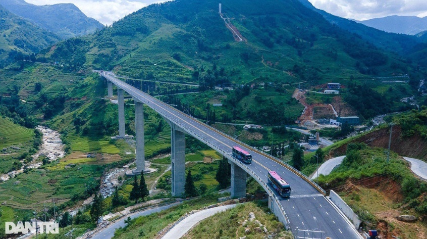Tỉnh lộ mới 155 có cây cầu cạn Móng Sến với trụ cầu cao hơn 80m (Ảnh: Phạm Ngọc Triển).