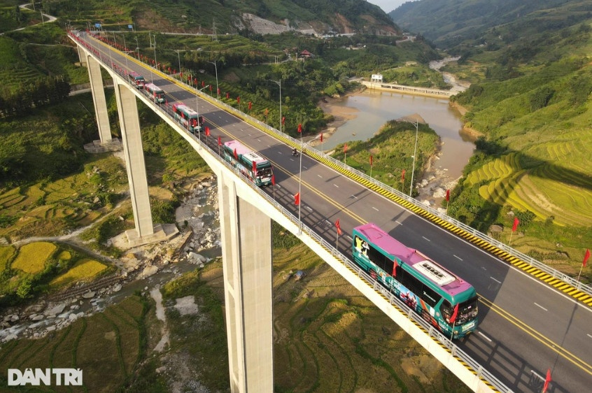 Cây cầu cạn có trụ cầu cao nhất Việt Nam đã được nối thông tuyến với đường cao tốc Nội Bài - Lào Cai (Ảnh: Phạm Ngọc Triển).