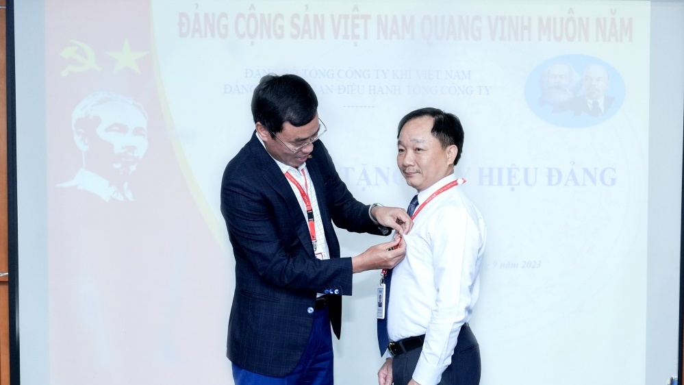Đảng ủy CQĐH Tổng công ty Khí Việt Nam tổ chức trao tặng Huy hiệu 30 năm tuổi Đảng cho đảng viên