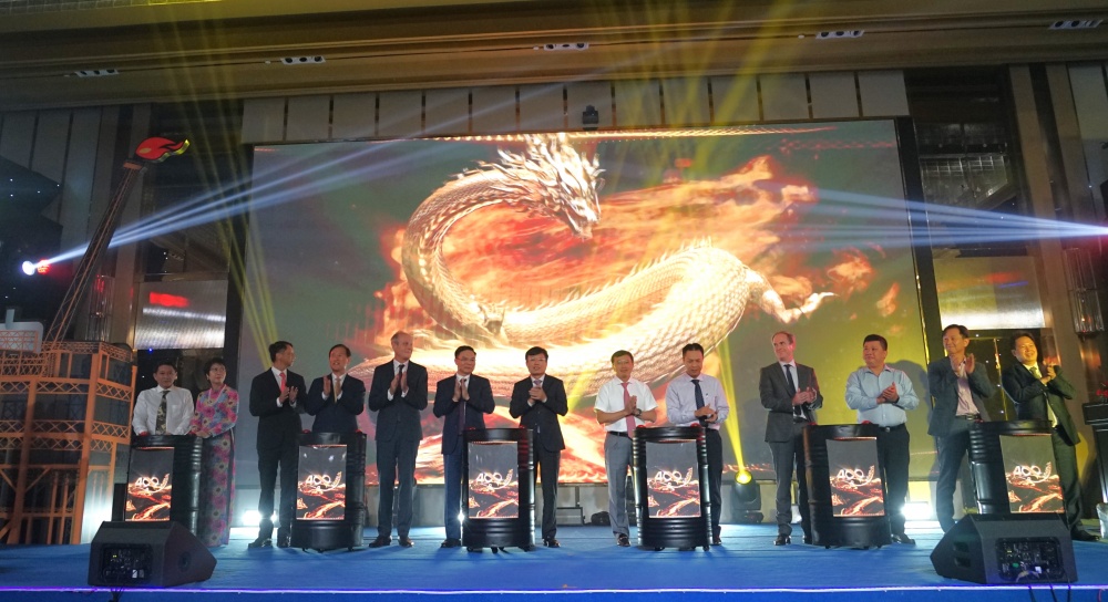 Các đại biểu thực hiện nghi thức đón mừng cột mốc 400 triệu thùng dầu của Cửu Long JOC.