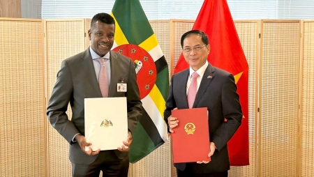 Việt Nam - Dominica ký Hiệp định miễn thị thực cho người mang hộ chiếu ngoại giao và công vụ