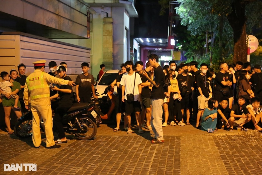 Hà Nội: Công an xử lý nồng độ cồn, người dân đứng xem dài cả trăm mét
