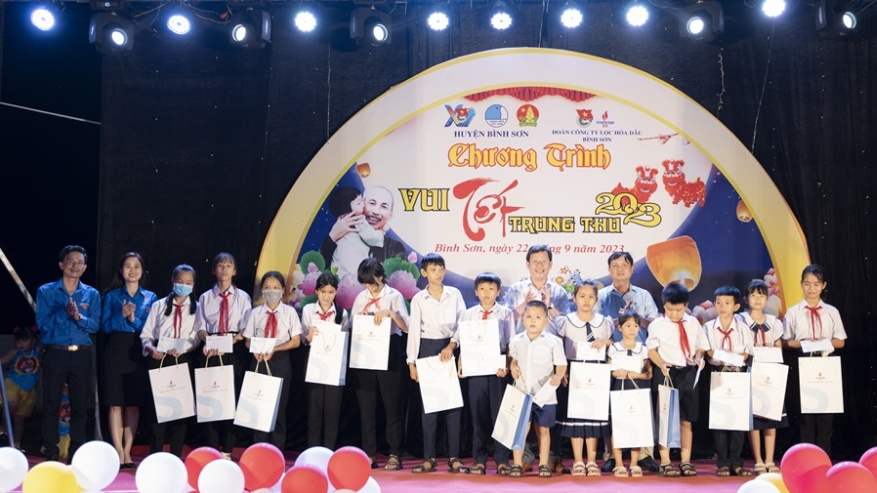 Đoàn Thanh niên BSR trao quà trung thu cho các em nhỏ huyện Bình Sơn
