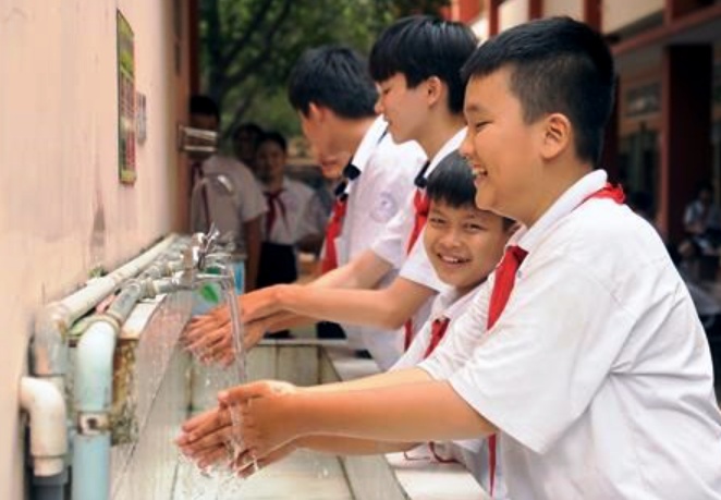 Nâng cao hiểu biết, học cách sử dụng nước tiết kiệm cho học sinh