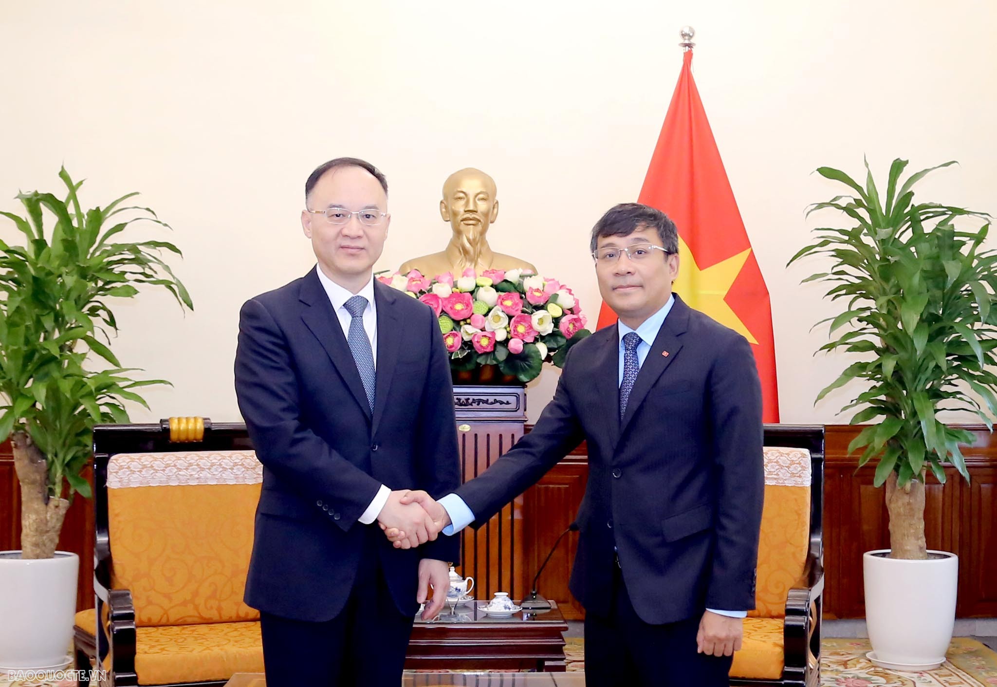 Thứ trưởng Thường trực Ngoại giao Nguyễn Minh Vũ tiếp, hội đàm với Trợ lý Bộ trưởng Ngoại giao Trung Quốc Nông Dung
