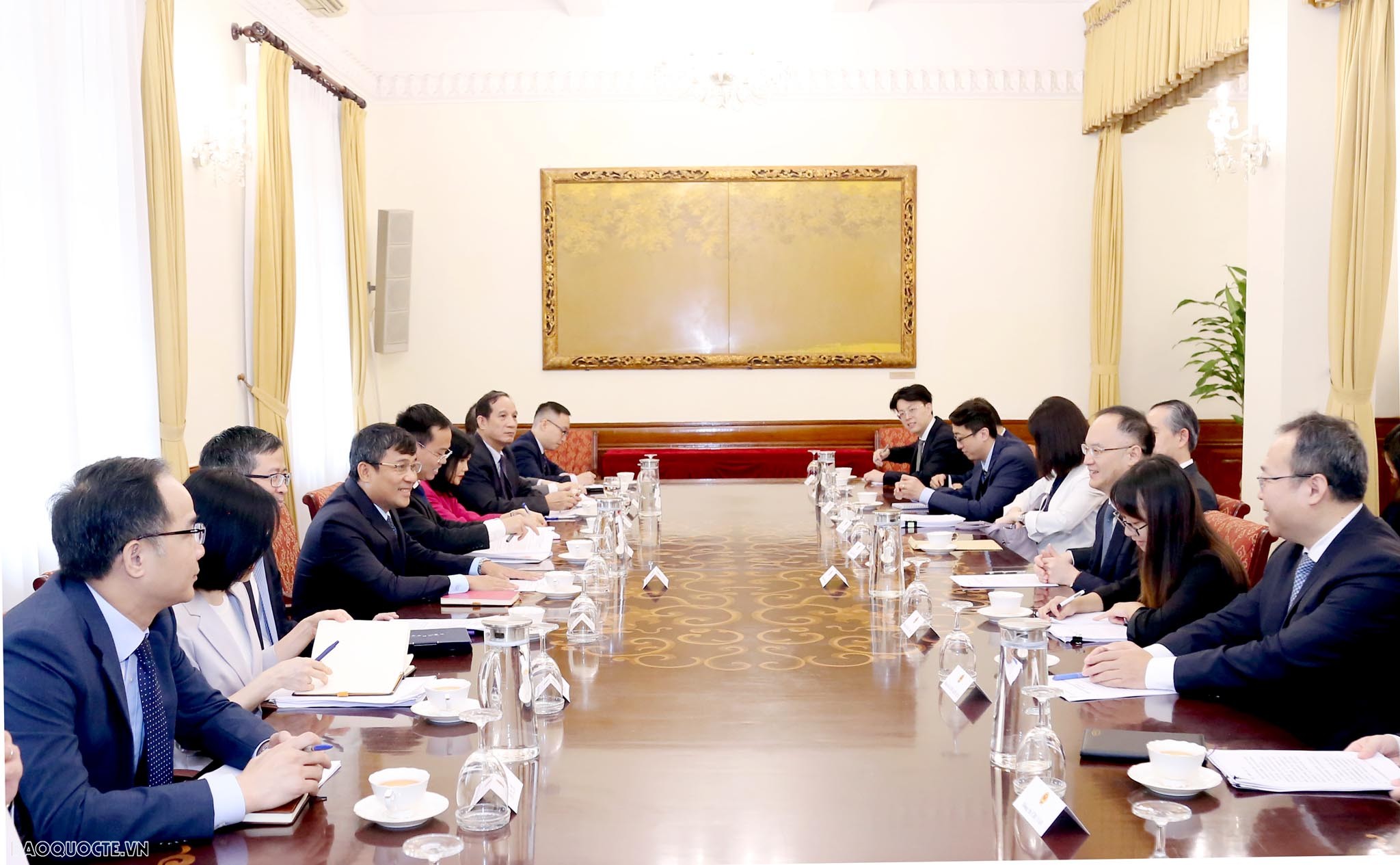 Thứ trưởng Thường trực Ngoại giao Nguyễn Minh Vũ tiếp, hội đàm với Trợ lý Bộ trưởng Ngoại giao Trung Quốc Nông Dung