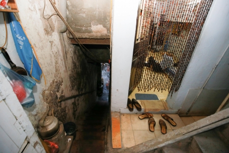 Một đêm trong nhà "đất vàng" 16m2 ở Hà Nội: 70 người chung một nhà vệ sinh