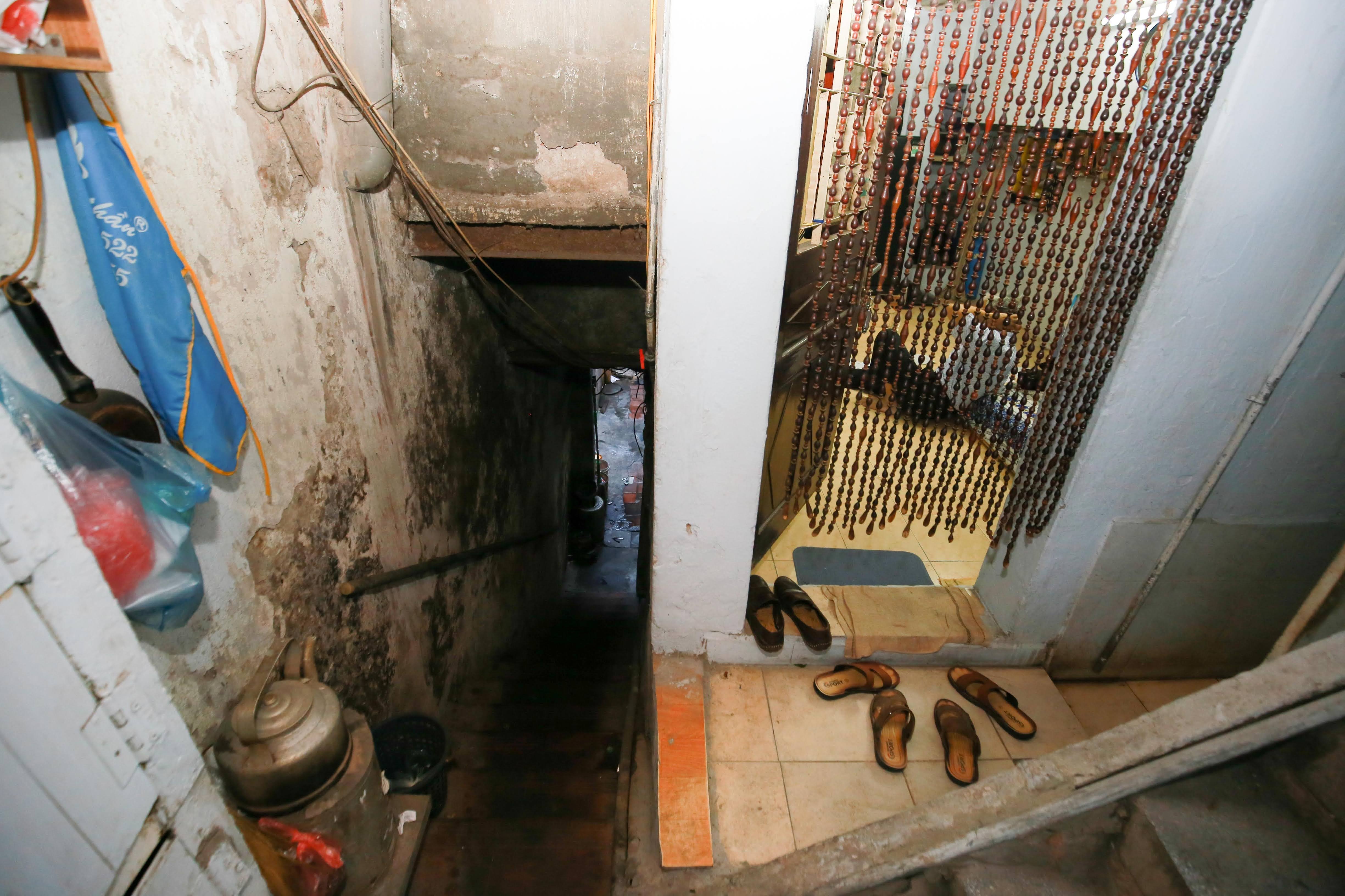Một đêm trong nhà đất vàng 16m2 ở Hà Nội: 70 người chung một nhà vệ sinh - 9