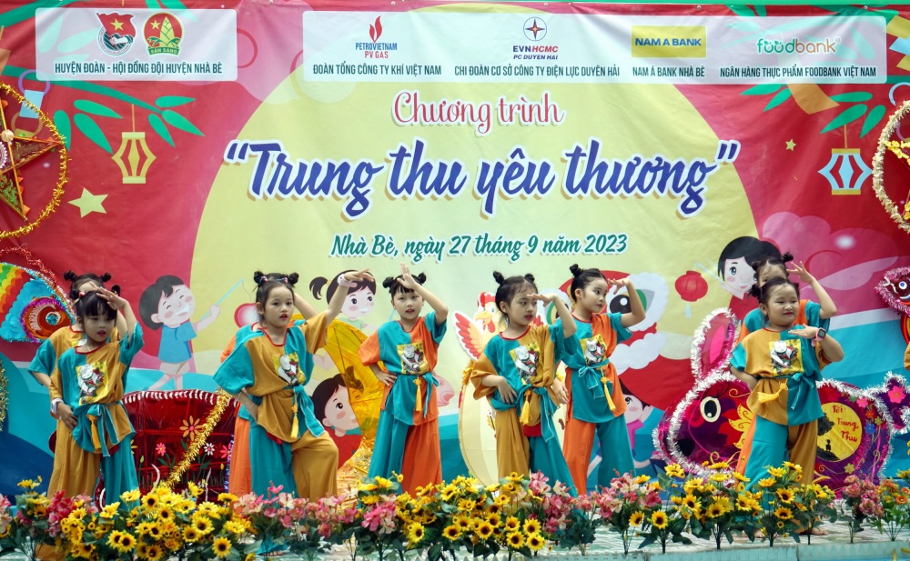 Chương trình văn nghệ mừng Trung thu của học sinh trường Tiểu học Bùi Văn Ba (Ấp 5, xã Phước Kiển, huyện Nhà Bè)