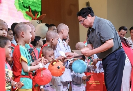 Thủ tướng thăm, tặng quà các bệnh nhi tại Viện Huyết học - Truyền máu TW nhân dịp Tết Trung Thu