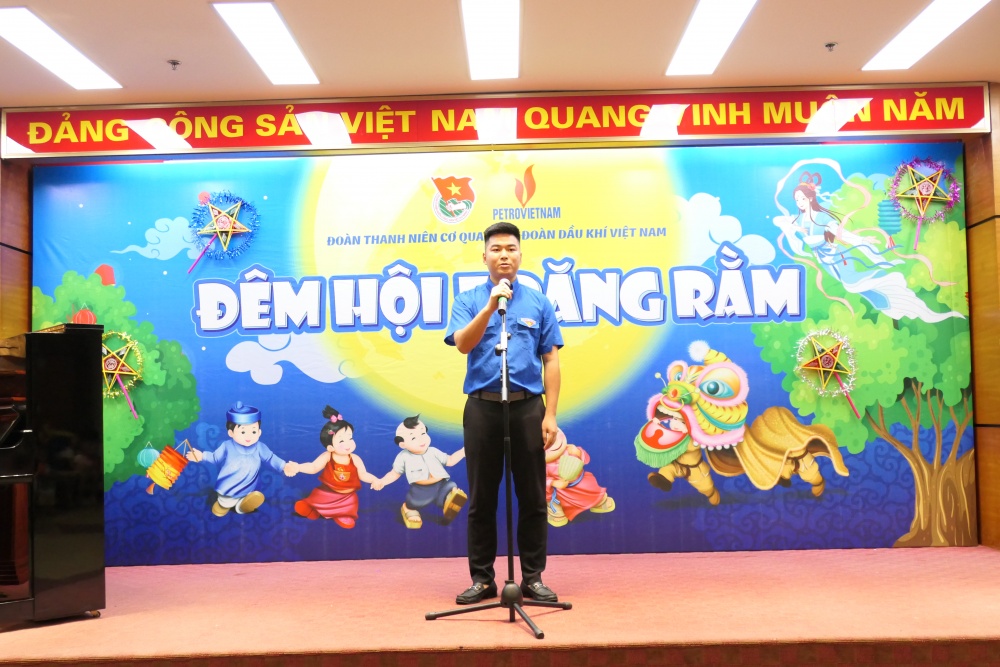 Anh Phạm Hồng Sơn – Phụ trách Đoàn thanh niên Cơ quan Tập đoàn phát biểu