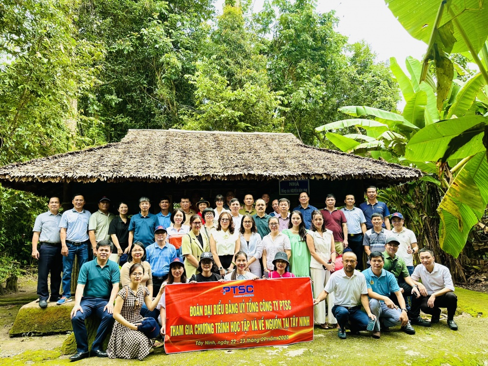 Các đại biểu thăm nơi ở của Đồng chí Nguyễn Văn Linh