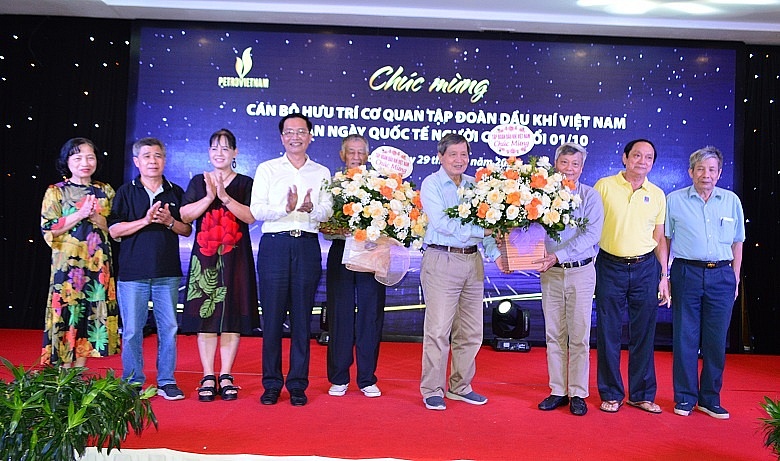 Nhiều hoạt động trong chương trình nghỉ dưỡng cho cán bộ hưu trí Cơ quan Tập đoàn Petrovietnam tổ chức chương trình tham quan, nghỉ dưỡng cho cán bộ hưu trí Cơ quan Tập đoàn