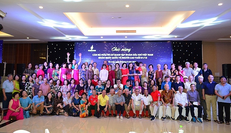 Nhiều hoạt động trong chương trình nghỉ dưỡng cho cán bộ hưu trí Cơ quan Tập đoàn Petrovietnam tổ chức chương trình tham quan, nghỉ dưỡng cho cán bộ hưu trí Cơ quan Tập đoàn