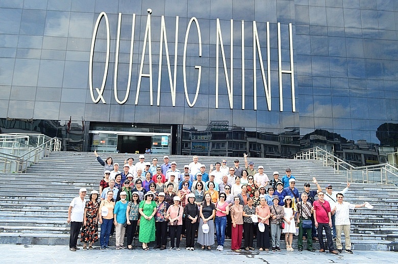 Nhiều hoạt động trong chương trình nghỉ dưỡng cho cán bộ hưu trí Cơ quan Tập đoàn Petrovietnam tổ chức chương trình tham quan, nghỉ dưỡng cho cán bộ hưu trí Cơ quan Tập đoàn