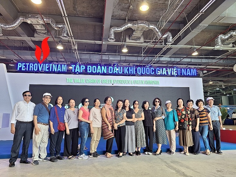 Nhiều hoạt động trong chương trình nghỉ dưỡng cho cán bộ hưu trí Cơ quan Tập đoàn Petrovietnam tổ chức chương trình tham quan, nghỉ dưỡng cho cán bộ hưu trí Cơ quan Tập đoàn