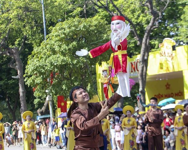 Sôi động Carnaval Thu Hà Nội trên phố đi bộ hồ Hoàn Kiếm