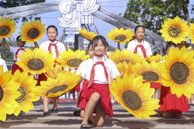 Sôi động Carnaval Thu Hà Nội trên phố đi bộ hồ Hoàn Kiếm