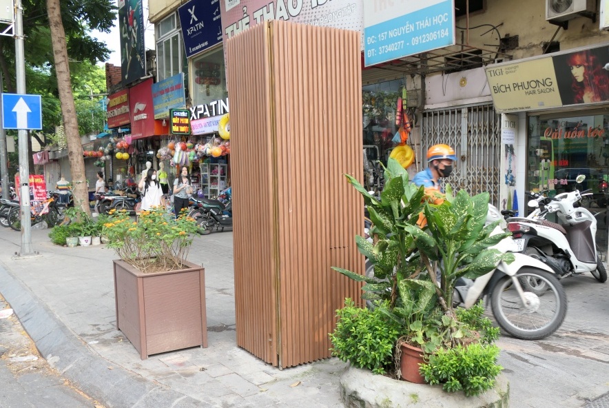 Hà Nội: Bốt điện, bồn hoa trên phố Nguyễn Thái Học “khoác áo mới”