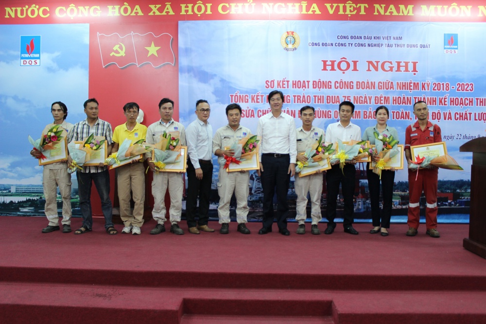 Lãnh đạo CĐ DKVN khen thưởng các cá nhân đạt thành tích trong phong trào thi đua cao điểm.