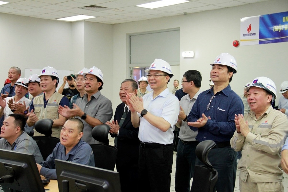 Niềm vui của lãnh đạo Tập đoàn, CBNV khi NMNĐ Thái Bình 2 lần đầu hòa lưới điện quốc gia.