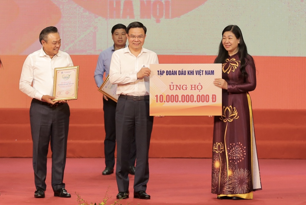 Petrovietnam trao ủng hộ 10 tỷ đồng cho Quỹ "Vì người nghèo" thành phố Hà Nội