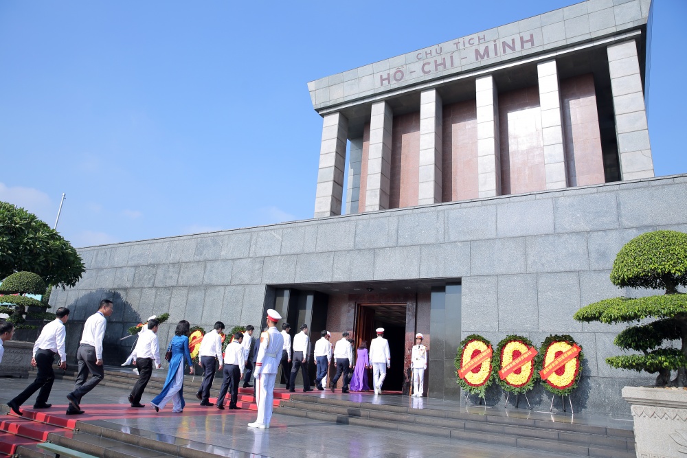 Đoàn đại biểu Công đoàn Dầu khí Việt Nam vào Lăng viếng Chủ tịch Hồ Chí Minh