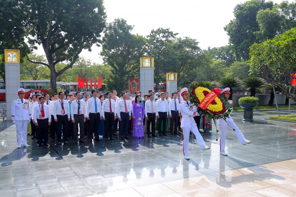 Đoàn đại biểu Công đoàn Dầu khí Việt Nam vào Lăng viếng Chủ tịch Hồ Chí Minh