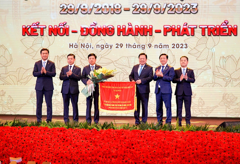 Phó Thủ tướng Trần Hồng Hà trân trọng trao Cờ thi đua của Chính phủ cho tập thể Ủy ban Quản lý vốn nhà nước tại doanh nghiệp