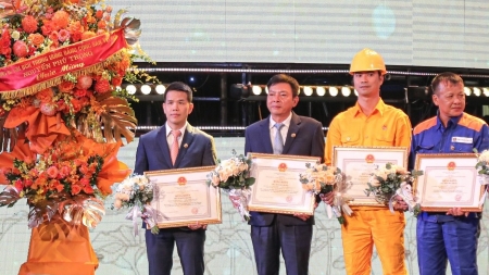 Tập thể PV GAS và Tổng Giám đốc Phạm Văn Phong được vinh danh tại Lễ kỷ niệm 5 năm thành lập Ủy ban QLVNN tại doanh nghiệp