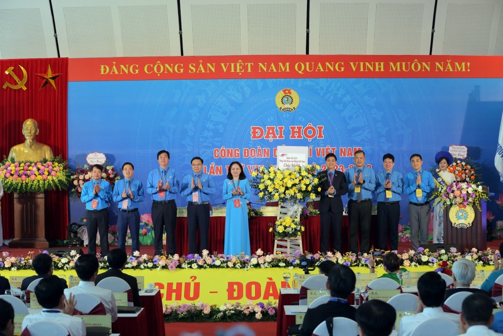 Đoàn Chủ tịch Tổng liên đoàn Lao động Việt Nam chúc mừng Đại hội Công đoàn Dầu khí Việt Nam