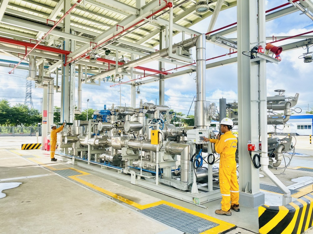 Các kỹ sư PV GAS đang làm việc tại Trạm xe bồn LNG Thị Vải.