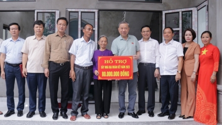 Lãnh đạo Bộ Công an thăm, tặng quà gia đình chính sách tại tỉnh Hưng Yên
