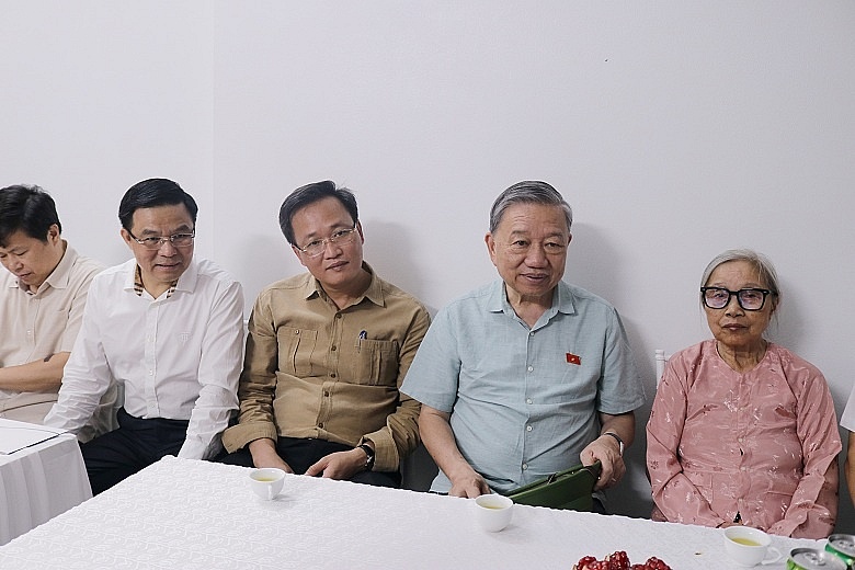 Đại tướng Tô Lâm thăm, tặng quà hai gia đình tại tỉnh Hưng Yên